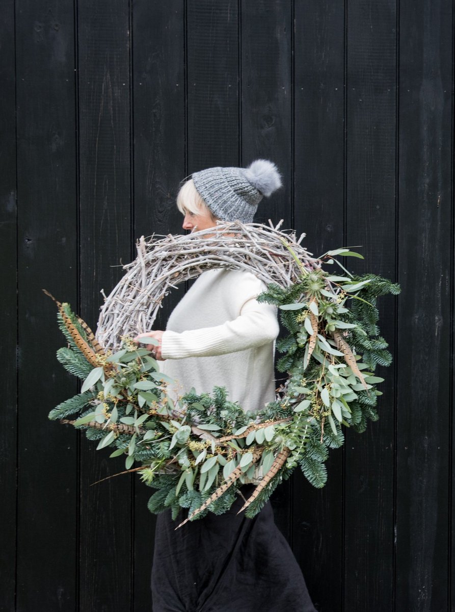 If you're looking for wreaths, or tasty recipes, or homemade gift ideas, then take a look at our Dec 2017 edition, when we met @LWCookerySchool, pictured with a gorgeous wreath from #fleurprovocateur
Check our posts of Christmas Past issuu.com/sherbornetimes…
📸 @katharine_davies
