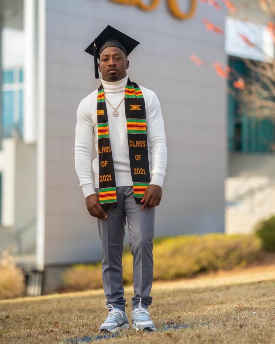 Qmoney_5's tweet photo. Been thru so much this year I lost my lil cousin April 7 💔 5 months later lost my grandaddy hope they proud of me I graduated today 💫🙏🏾
#albanystateuniversity https://t.co/mZlnNDpkOH