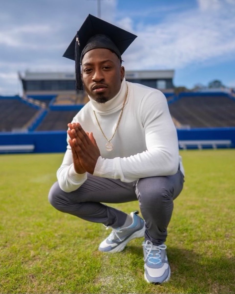 Qmoney_5's tweet photo. Been thru so much this year I lost my lil cousin April 7 💔 5 months later lost my grandaddy hope they proud of me I graduated today 💫🙏🏾
#albanystateuniversity https://t.co/mZlnNDpkOH