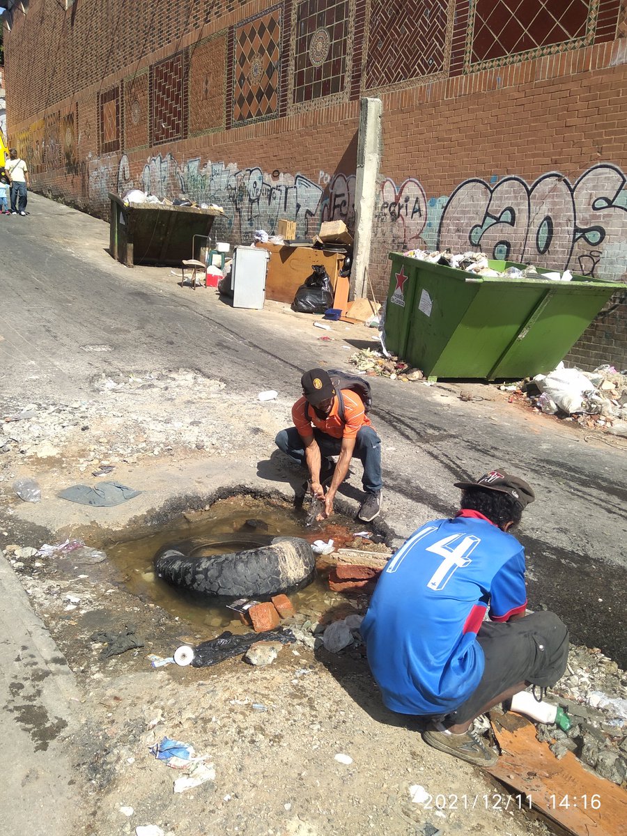 CumareBlanco's tweet photo. @gestionperfecta está derrame de agua limpia tiene varios meses sin resolver, Av. Sucre al lado del supermercado Unicasa será que tenemos un responsable para hacer la reparación? Gracias https://t.co/02zsVta1gT