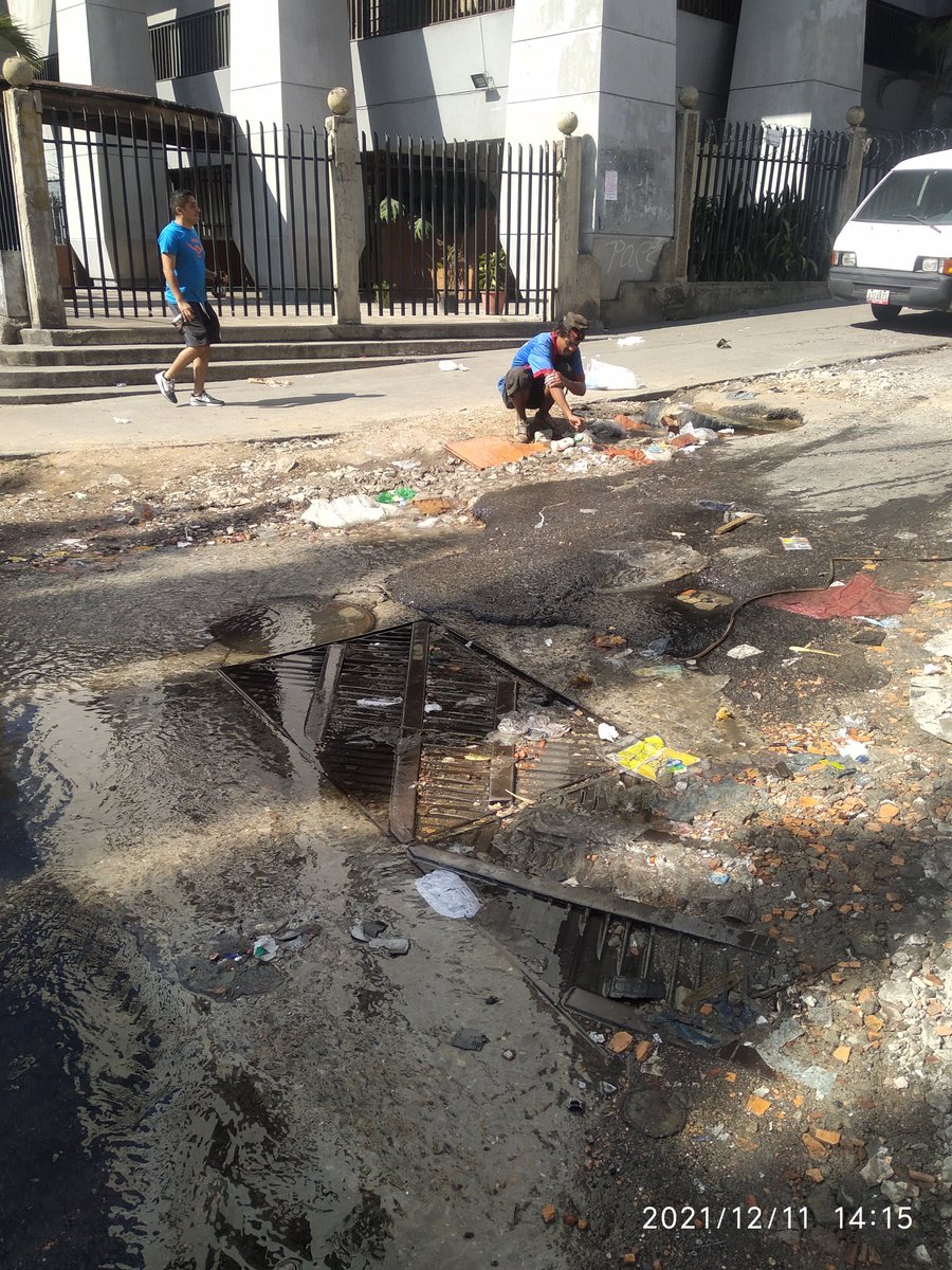 CumareBlanco's tweet photo. @gestionperfecta está derrame de agua limpia tiene varios meses sin resolver, Av. Sucre al lado del supermercado Unicasa será que tenemos un responsable para hacer la reparación? Gracias https://t.co/02zsVta1gT