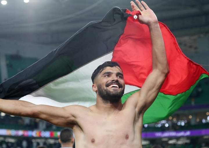 derradjihafid's tweet photo. مبروك الفوز والتأهل إلى نصف نهائي كأس العرب. 
مبروك للاعبي المنتخبين على الطبق الكروي الثري الذي قدموه، وروحهم الرياضية العالية.
_ مبروك للجماهير الجزائرية التي تشرفنا في قطر 
تنقلنا إلى قطر للمنافسة على البطولة،
إذا فزنا لن يصيبنا الغرور، 
واذا خسرنا لن ننكسر..
تحيا 🇩🇿 🇩🇿🇩🇿🇩🇿🇩🇿 https://t.co/6fl1AnClkN