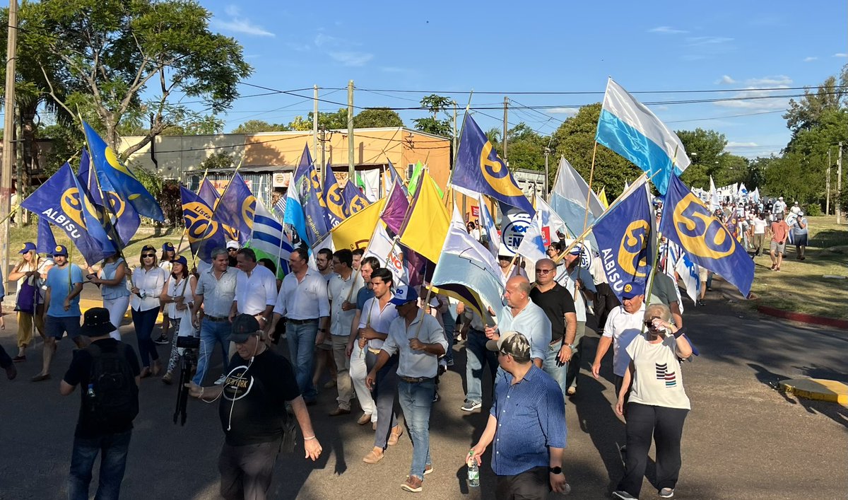 CarlosAlbisu's tweet photo. Junto a @AlvaroDelgadoUy y el resto de la coalición caminamos por el Cerro en defensa de la LUC.
Es una ley justa, popular y necesaria 🙌🏼💪🏼
¡Gracias a todos por acercarse a escuchar y acompañarnos! #UruguayNoDeroga #VotáNOderogar https://t.co/RlEbENg8Ch