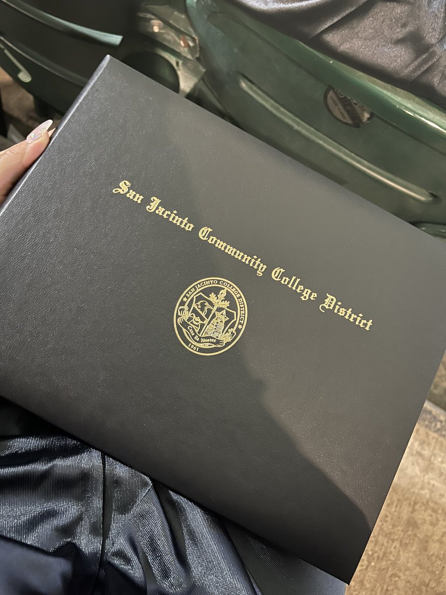 WildberryPopTrt's tweet photo. Somebody finally graduated from community college yesterday. (´⌣`ʃƪ) #HotGirlGraduation https://t.co/8jsTgyc2zd