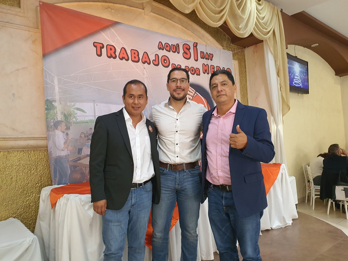 Agradezco a mi amigo Adrian Delgado y a mi compañero @JorgeMondragonR ser parte de esta convivencia del Magisterio de Jalisco. #PosadaSnteFuerte