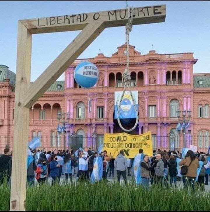 Edupere42303934's tweet photo. @LANACION Y cuales son las posibilidades @LANACION que él pueblo comience a hacer justicia propia, #amparado en la constitución art 21/36? https://t.co/drG7uv45MM