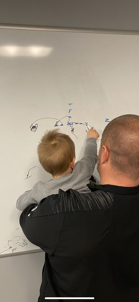 CoachSiwicki's tweet image. Blake is giving a clinic on how to stop 21 personnel! 🏈
#StopTheRun