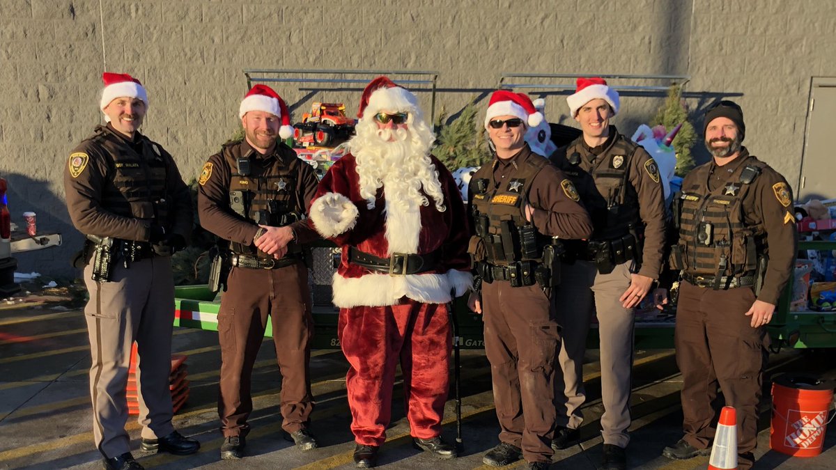 SgtMalafa283's tweet photo. @NDHighwayPatrol We had a surprise guest in Fargo today! Santa himself made sure the gifts met his high standards and joined us for a photo op! https://t.co/ouqVeFCWhA