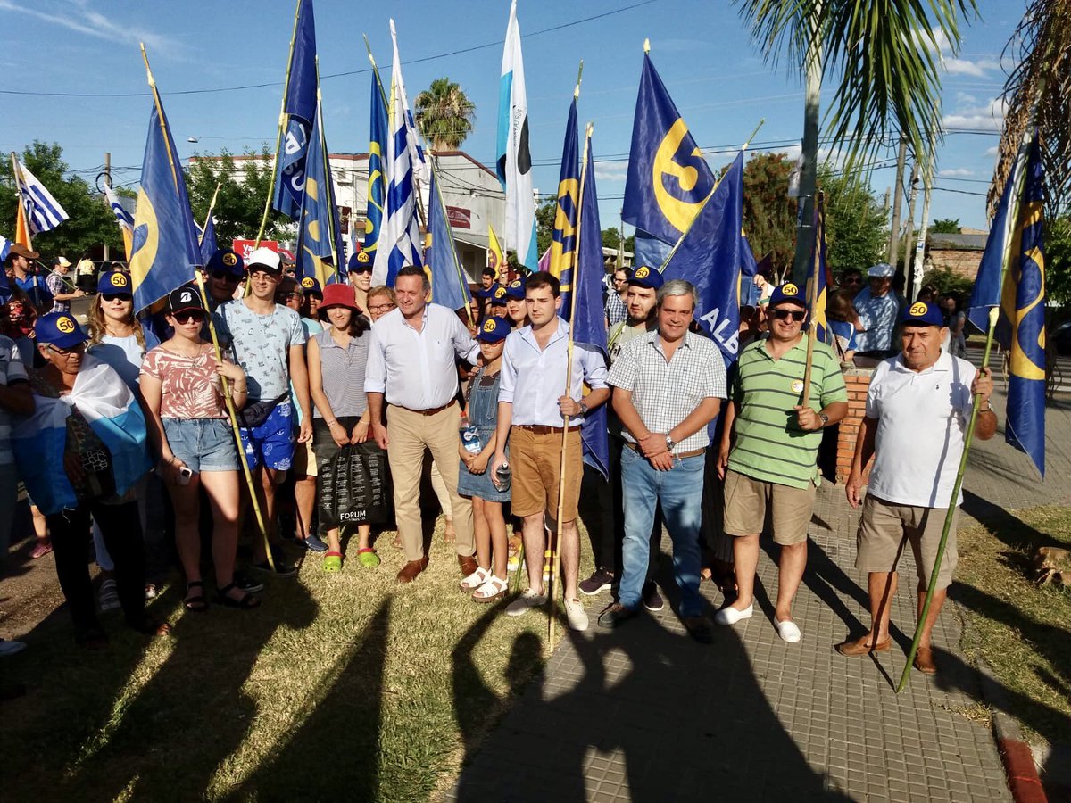 carlosilva_50's tweet photo. Caminata en defensa de la LUC. Junto a @AlvaroDelgadoUy y @CarlosAlbisu .
Gracias a los compañeros por estar. Seguimos adelante. #votaNO https://t.co/F2gO4auOXG