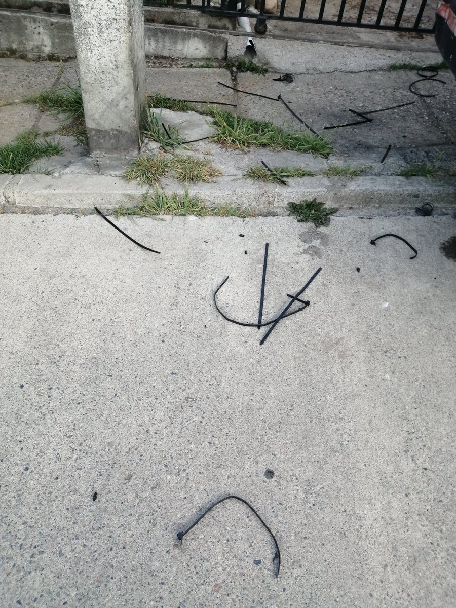 ElChelenko's tweet photo. FOTO DENUNCIA | Vecinos del sector Pablo Neruda de Coyhaique, denuncian la constante de los equipos de @Telsur @gtdchile que tras trabajos en postes de alumbrado, dejan sus residuos en plena vía y frontis de casas.

#Aysen #Patagonia #Coyhaique https://t.co/7eBpHGrw1S