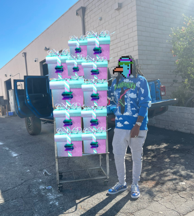 damnborey's tweet photo. @AVENUEthirstyP @Vulturesnft don't forget to cop some @solanaxmas presents as well 🎁🎄 #Squaaalalalala fam ! https://t.co/t2P1dHtu0m