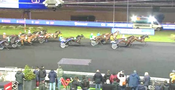 PARIS VINCENNES
corsi e ricorsi storici ..
22 anni dopo FITZGERALD BIGI un'altra Bigi in trionfo sulla nera più prestigiosa del mondo ::: CASH BANK BIGI ::: .. con Alessandro Gocciadoro vince l' Albert Rayon, gr 3 in 1.12.8 sui 2100 metri per i colori di Rossano Biselli.