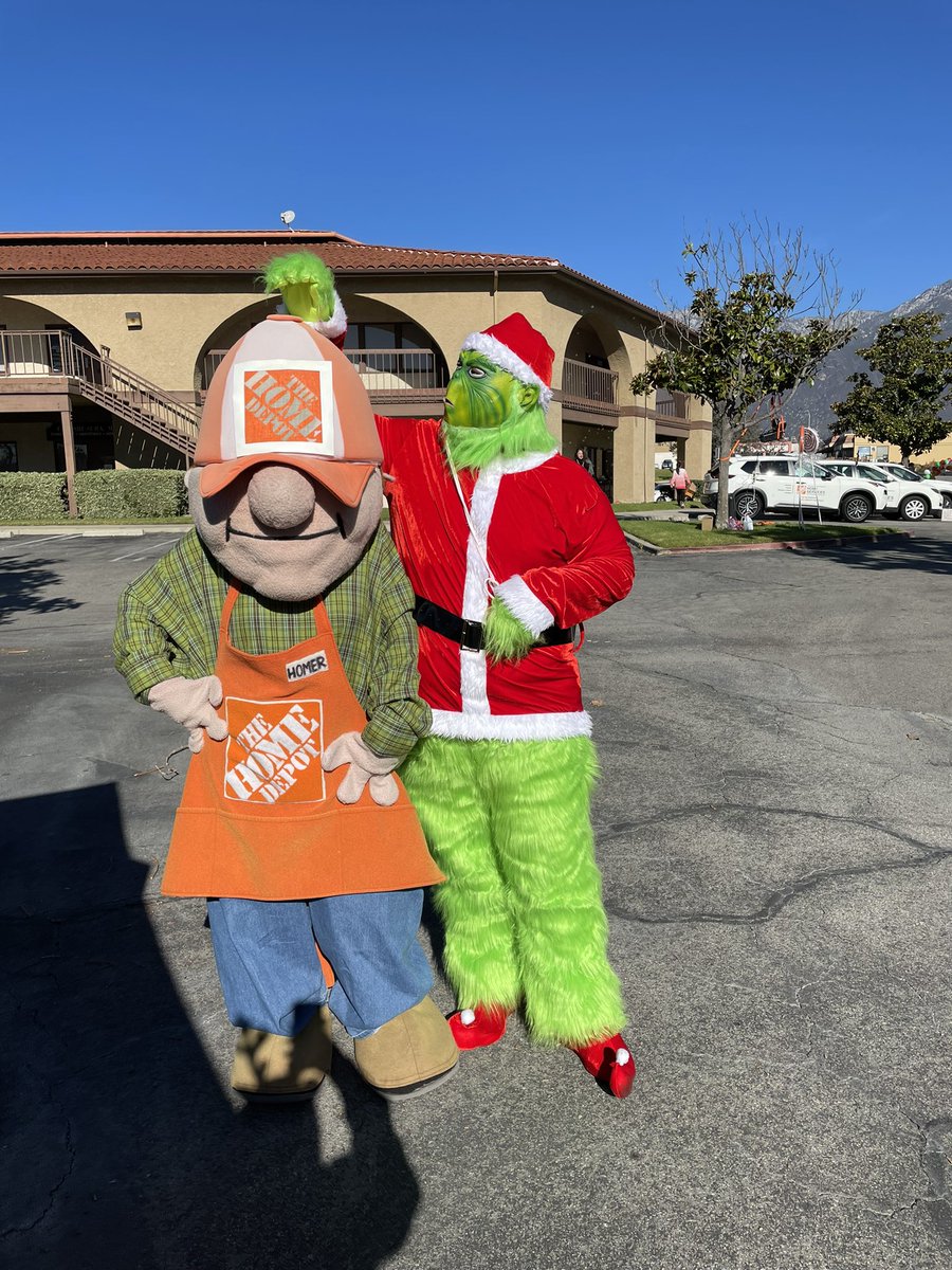 Leading by example and living our values! Proud to work for a company that builds relationships with our communities. 🎁🎄 #PacCentral #HDIS Let us do it for you!