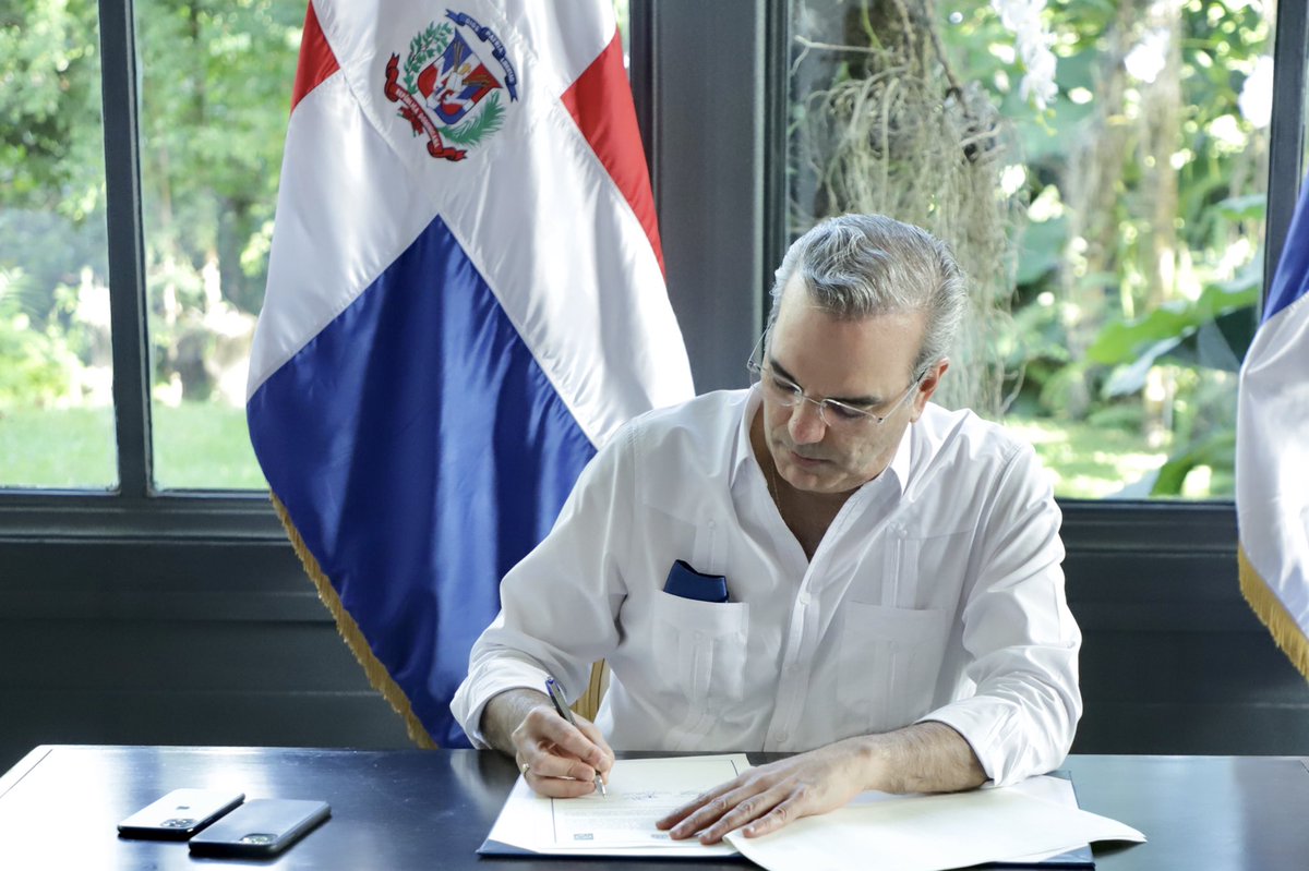 Firma de la declaración conjunta de la II Cumbre de la Alianza para el Desarrollo en Democracia, junto a los Presidentes de Costa Rica y Panamá. #CumbreAlianzaDemocracia
