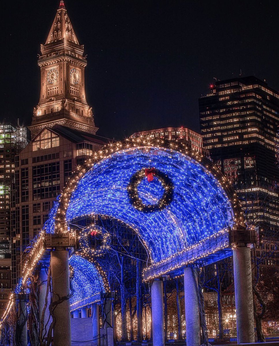 Fairy lights on winter nights 💙🤍
#BostonUSA #MyLocalMA #VisitBoston 

📸 <a href="/tommyoptixx/">Tommy</a> via Instagram
