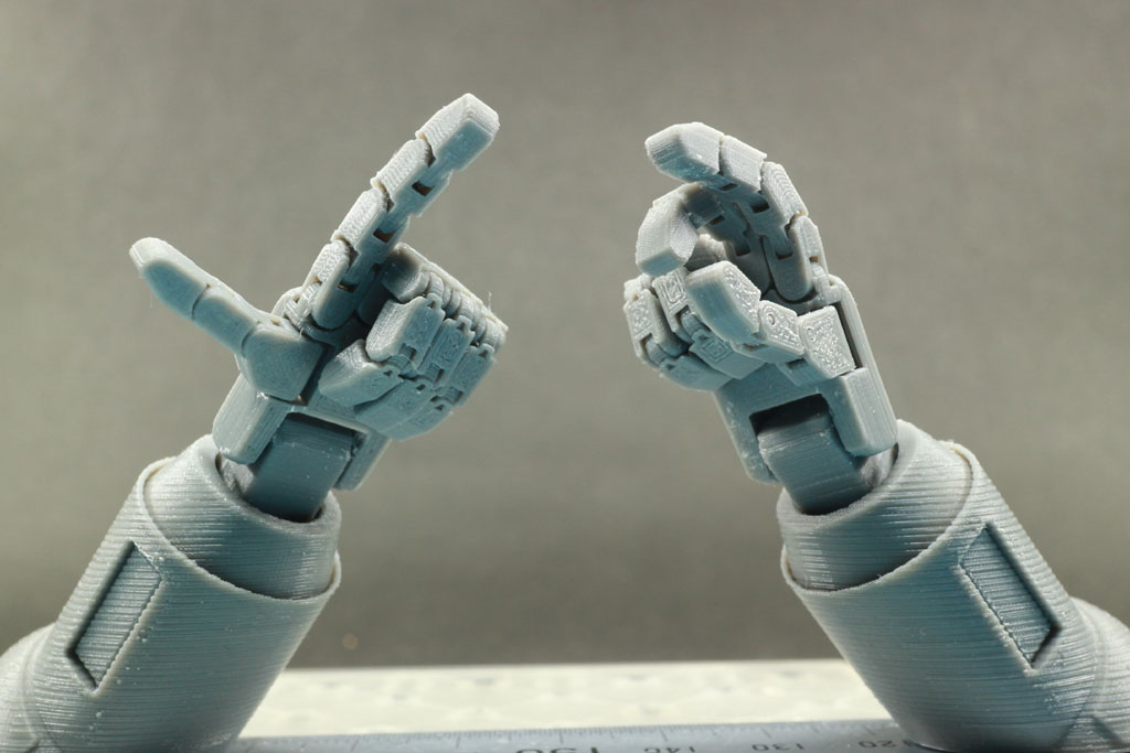 asurada_rayerd's tweet image. 指を開ける1体出力可動ハンドも作ってみました
表情が豊かになって物も掴みやすくて良いです
台座は前回ガンダム風でしたが今回はパワードスーツ風にしてみたので卵も作りました
#flashforge #CREATORPRO #3dプリンター