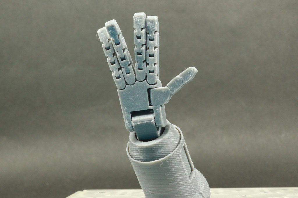 asurada_rayerd's tweet image. 指を開ける1体出力可動ハンドも作ってみました
表情が豊かになって物も掴みやすくて良いです
台座は前回ガンダム風でしたが今回はパワードスーツ風にしてみたので卵も作りました
#flashforge #CREATORPRO #3dプリンター