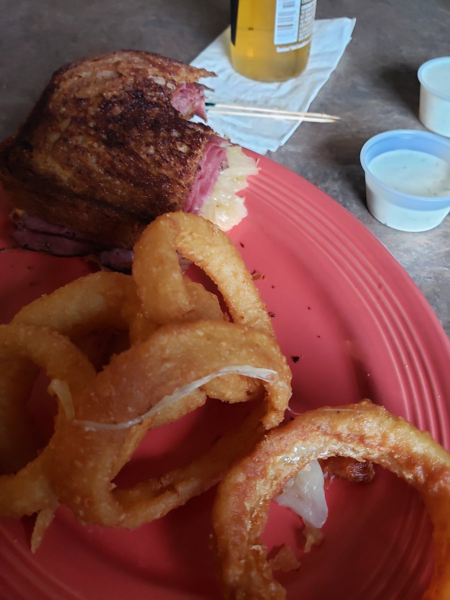 belfairwa's tweet photo. Rainy Saturday afternoon spent enjoying the great sandwich @JRsHideaway #SoGood #HighlyRecommend #BelfairDining https://t.co/RLs5HgY05v