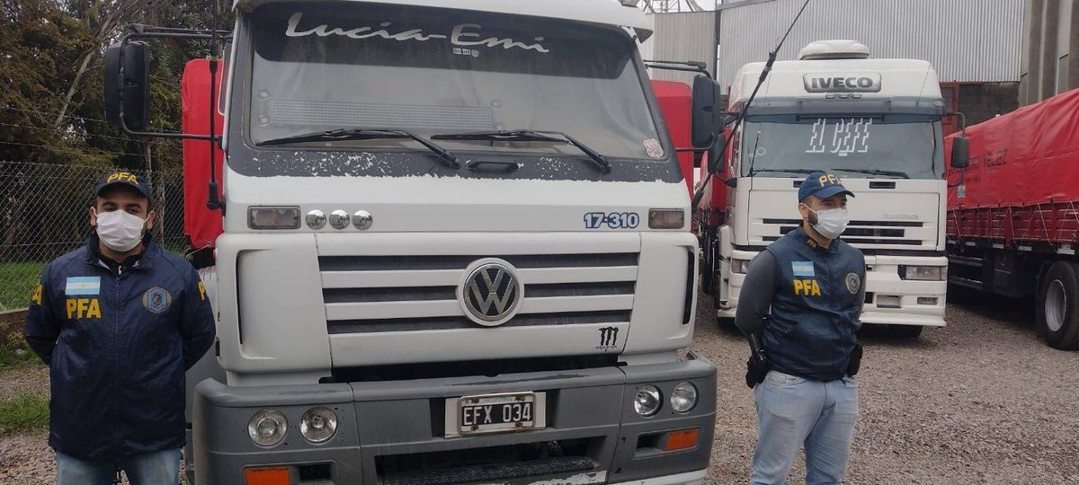 FernandezAnibal's tweet photo. Córdoba: La PFA en trabajo coordinado con AFIP en control y pesaje de granos para exportación secuestraron 2 camiones con irregularidades transportando 30 toneladas de maíz de exportación cada uno, por un valor $100.000.000. (sigue) https://t.co/IH5e9lY9zI