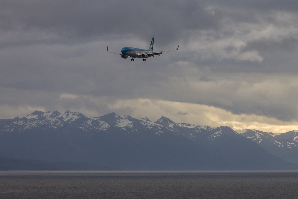 meck737's tweet image. Espectaculares fotos de Gonzalo Salas (@pa28gonza en Insta) 
Aproximación poco común a pista 07 en Ushuaia #SAWH. B737-800 LV-GKS de Aerolineas Argentinas.