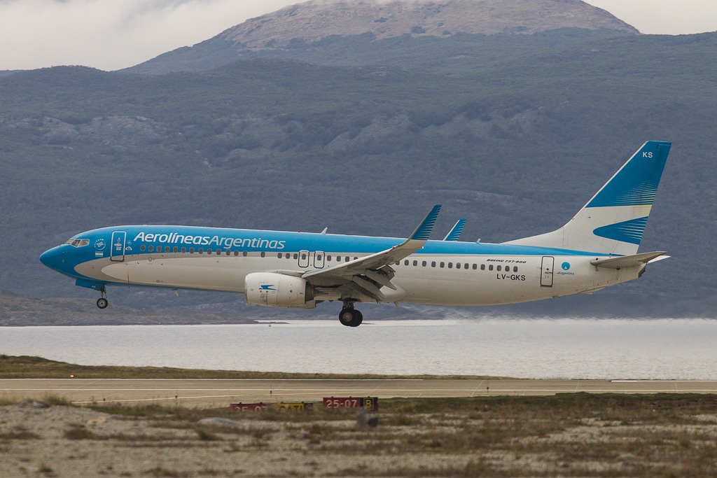 meck737's tweet image. Espectaculares fotos de Gonzalo Salas (@pa28gonza en Insta) 
Aproximación poco común a pista 07 en Ushuaia #SAWH. B737-800 LV-GKS de Aerolineas Argentinas.