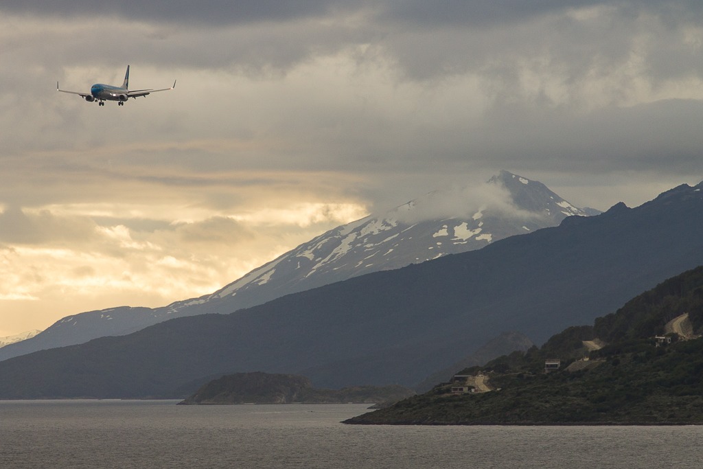 meck737's tweet image. Espectaculares fotos de Gonzalo Salas (@pa28gonza en Insta) 
Aproximación poco común a pista 07 en Ushuaia #SAWH. B737-800 LV-GKS de Aerolineas Argentinas.