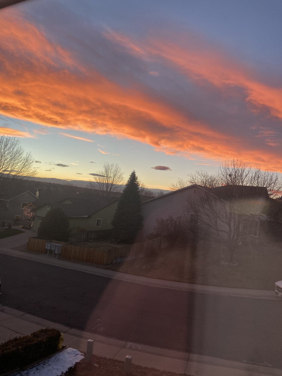 MileHighMoments's tweet image. What a tender mercy to see this spectacular orange and blue sunset this evening in Denver, as we continue to mourn the loss—and celebrate the life—of Demaryius Thomas. #RIPDT #RIP88 #BroncosCountry