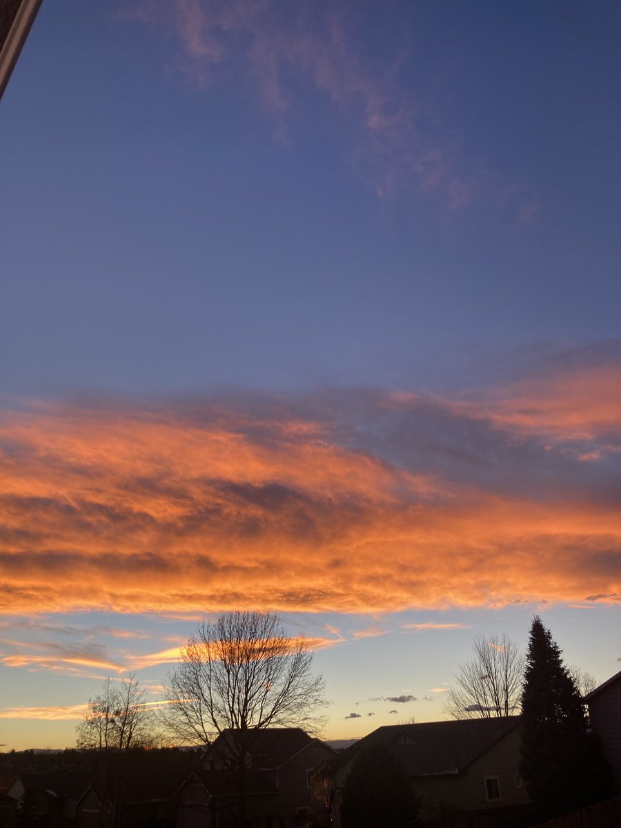 MileHighMoments's tweet image. What a tender mercy to see this spectacular orange and blue sunset this evening in Denver, as we continue to mourn the loss—and celebrate the life—of Demaryius Thomas. #RIPDT #RIP88 #BroncosCountry