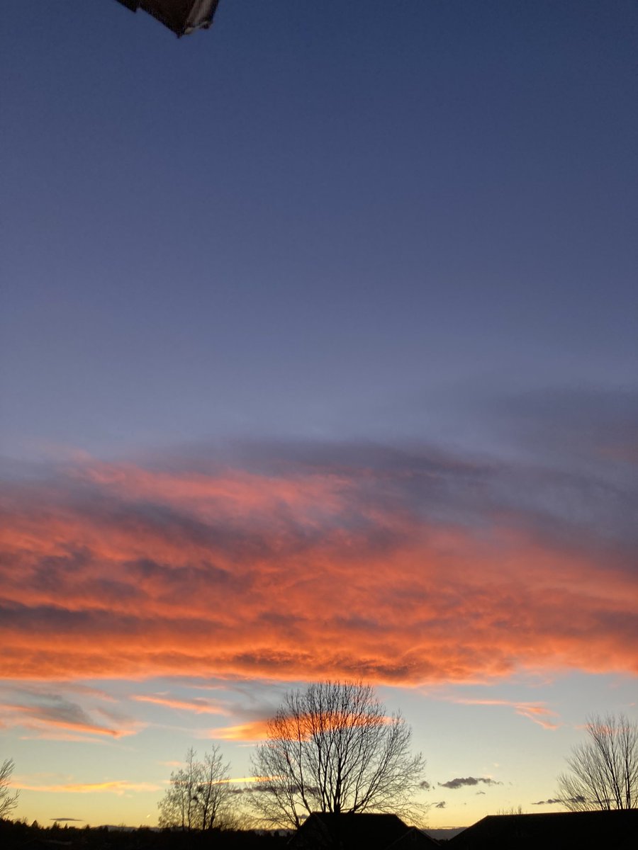 MileHighMoments's tweet image. What a tender mercy to see this spectacular orange and blue sunset this evening in Denver, as we continue to mourn the loss—and celebrate the life—of Demaryius Thomas. #RIPDT #RIP88 #BroncosCountry