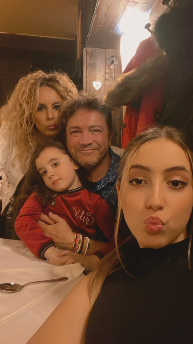 AberronchoTV's tweet image. Pues yes, tenemos cena de cumple de un servidor con toda mi alegre muchachada en @clubsagaretxe  de luxe con mis princesas  con la boca de fresas, que haría yo sin ellas. #actor #comedia #carcajada #monologos #teatro #cine #tve @rociocollado24 @susanaalvarezbravo