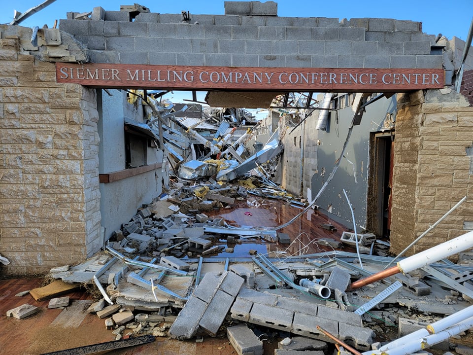 UKAGweather's tweet photo. Sending thoughts and prayers to all those impacted across KY by these tornadoes. Currently at a loss of words of what I saw today at the UK Princeton
Research &amp; Education Center. KY will overcome and rebuild! #KentuckyStrong #kywx #WeAreUK @KentuckyCrops @KYGrains @UKAgriculture https://t.co/nXQ5poYa0t