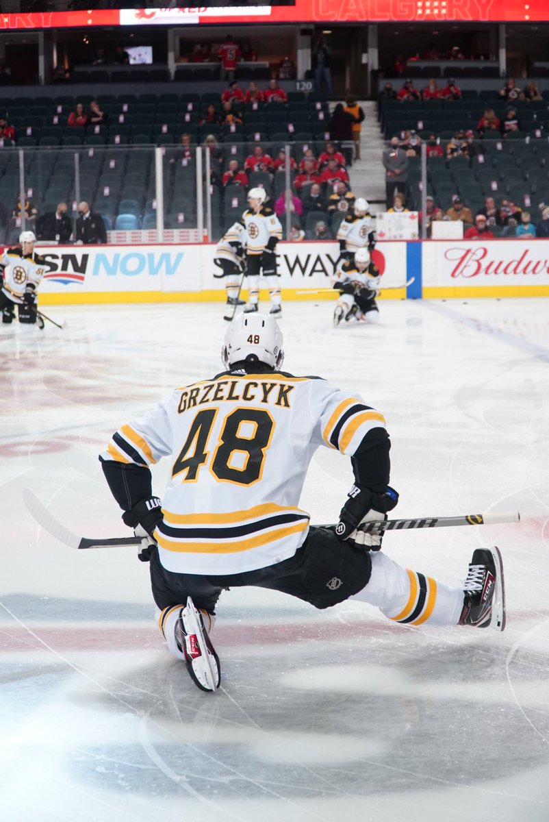 NHLBruins's tweet photo. Loosening up for a late one.
#PregamePrep | @PlymouthRock https://t.co/LsG9eGkApt