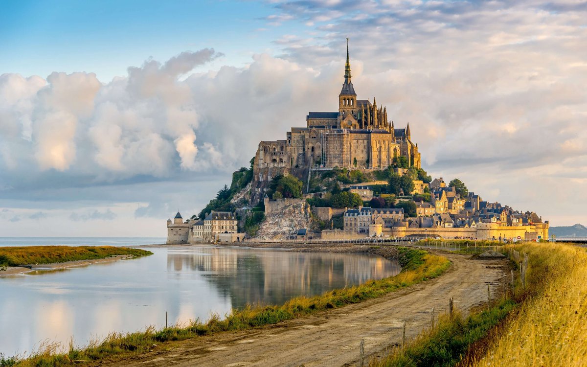  Mont Saint-Michel [Monte de São Miguel]: Santuário dedicado ao Arcanjo São Miguel na França, situado na divisa entre as regiões francesas da Normandia e da Bretanha. Segundo as crônicas, no ano 708 o Arcanjo São Miguel apareceu duas vezes a Santo Aubert, Bispo de Avranches +