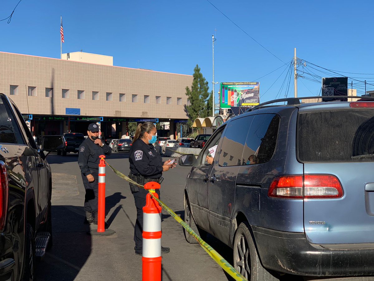 SonoraSeguridad's tweet photo. Trabajamos por una #ReaperturaSegura

Personal de seguridad federal, estatal y municipal estamos para brindarte atención en tu trayecto por la carretera México 15 con destino a #Nogales. 

Recuerda utilizar la línea de emergencias 9-1-1 y 089 para denuncia anónima. https://t.co/DOgGB5rykx