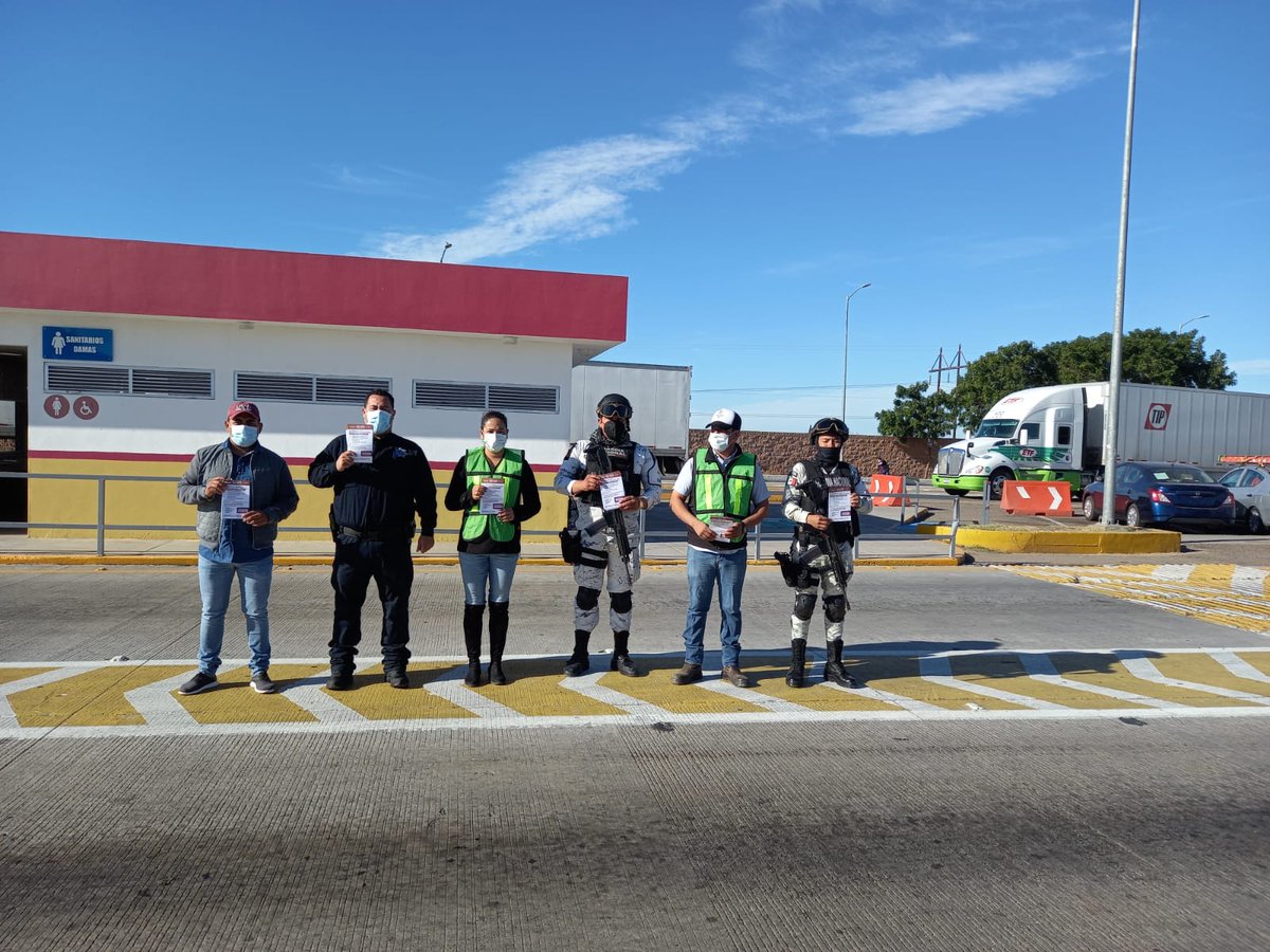 SonoraSeguridad's tweet photo. Trabajamos por una #ReaperturaSegura

Personal de seguridad federal, estatal y municipal estamos para brindarte atención en tu trayecto por la carretera México 15 con destino a #Nogales. 

Recuerda utilizar la línea de emergencias 9-1-1 y 089 para denuncia anónima. https://t.co/DOgGB5rykx