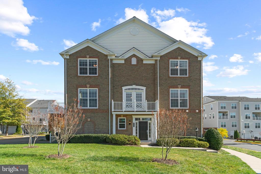 BarbWilley's tweet photo. You have to see this home! 4 BD/ 4 BA in Woodbridge. Call/text/DM me for details.  https://t.co/eCdDHMDnA5  [For sale] https://t.co/n8OiKaCytJ