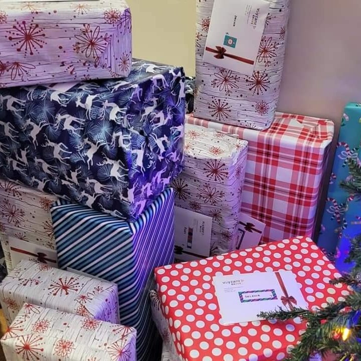 Collectivegrou1's tweet photo. Thank you for @voyzant #voyzantcare for a Charitable foundation that wanted to make sure the donations truly goes to the families that are struggling amid Covid-19 pandemic. Thank you for putting smile to over 100children/youth including their families with gift and 300 hot meals https://t.co/z9bBjfBlR7