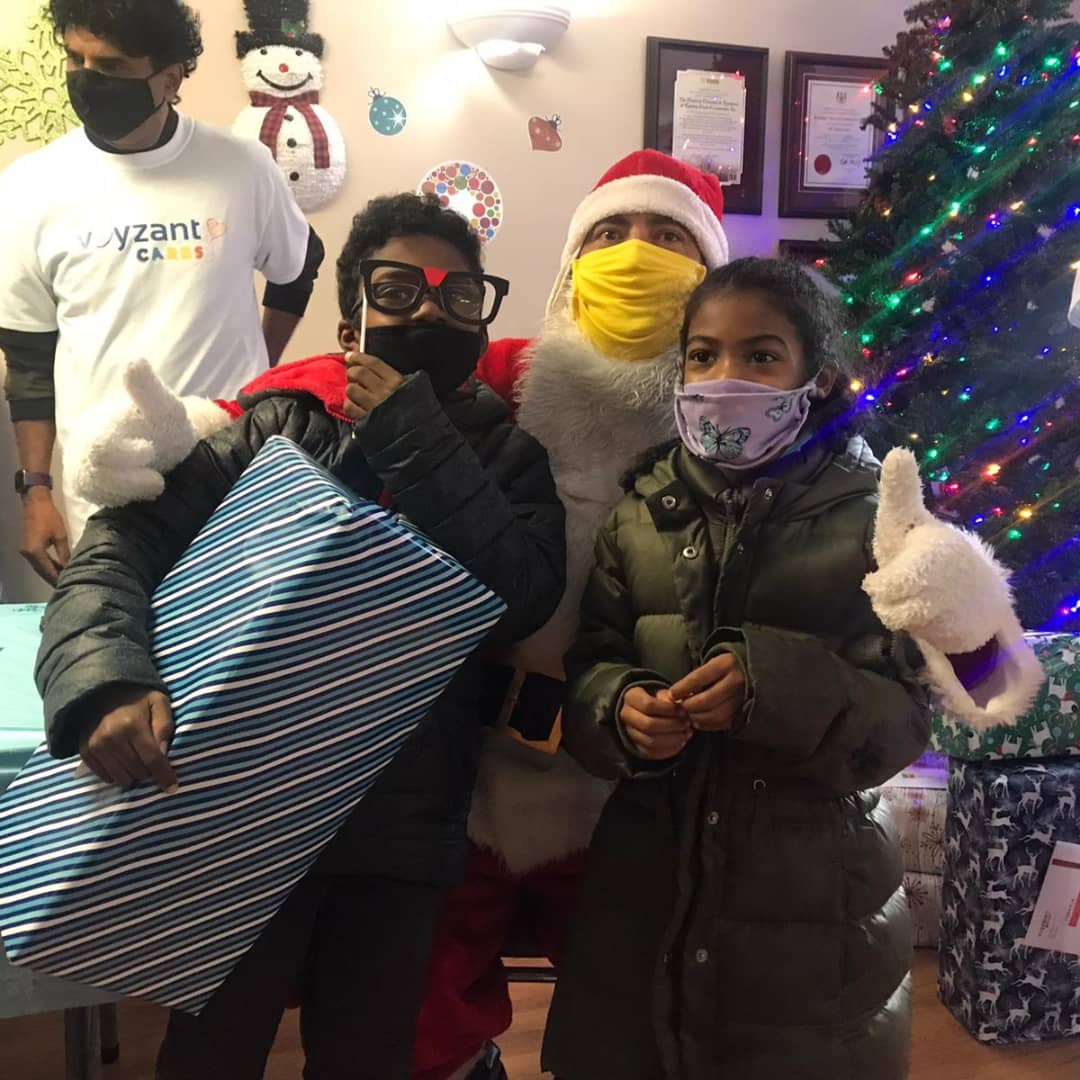 Collectivegrou1's tweet photo. Thank you for @voyzant #voyzantcare for a Charitable foundation that wanted to make sure the donations truly goes to the families that are struggling amid Covid-19 pandemic. Thank you for putting smile to over 100children/youth including their families with gift and 300 hot meals https://t.co/z9bBjfBlR7