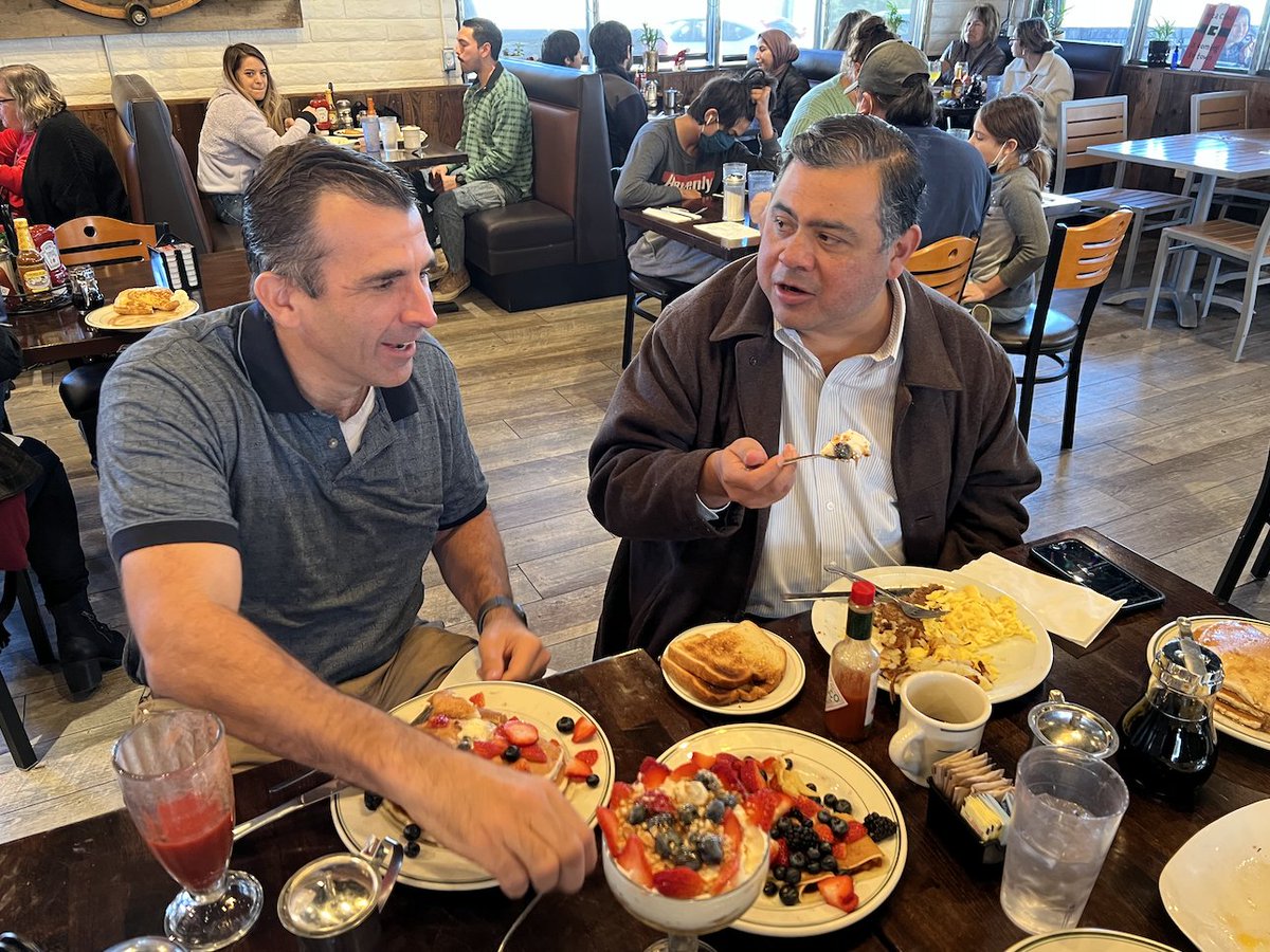 sliccardo's tweet photo. We're grateful for everyone's #smallbusiness submissions to #SendSamShopping. This weekend's top pick was #BillOfFare, where Mayor Sam & special guest @spizarro enjoyed a delicious breakfast. A huge thank you to the owner George for the hospitality & the terrific #GreekYogurt. https://t.co/hOZvCD2MHa