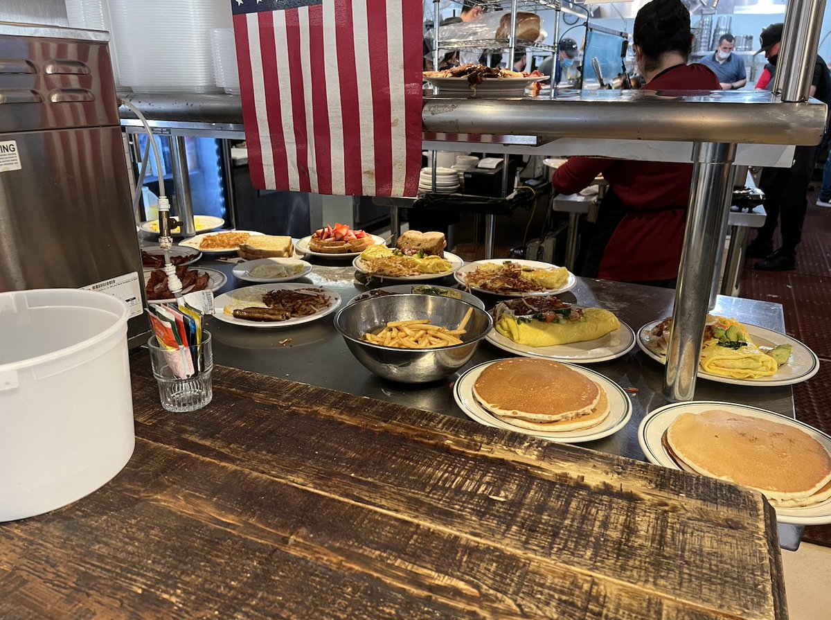 sliccardo's tweet photo. We're grateful for everyone's #smallbusiness submissions to #SendSamShopping. This weekend's top pick was #BillOfFare, where Mayor Sam & special guest @spizarro enjoyed a delicious breakfast. A huge thank you to the owner George for the hospitality & the terrific #GreekYogurt. https://t.co/hOZvCD2MHa