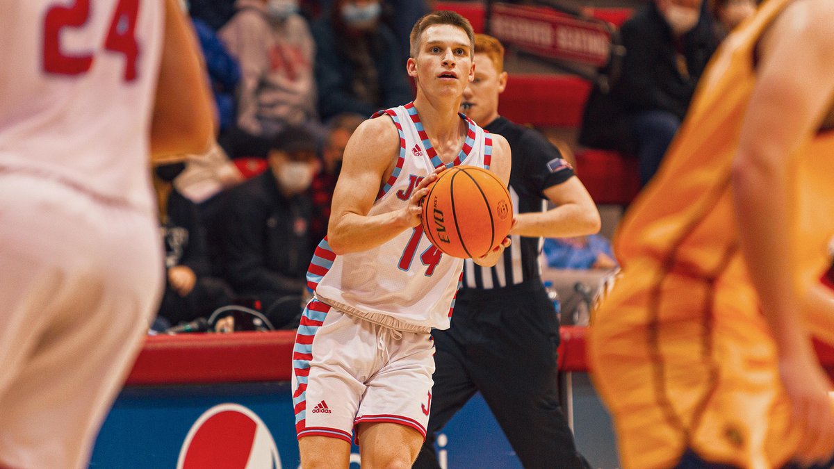 . <a href="/SJU_Basketball/">SJU Basketball</a> shot 72.7% in the 1st half (9-9 from 3-pt.) in an 85-62 win today at Macalester!

Freshman Kooper Vaughn (pictured from last Sat.) led SJU w/a career-high 20 points on a 7-7 day shooting (6-6 from 3)!

RECAP: gojohnnies.com/news/2021/12/1…

#GoJohnnies #d3hoops