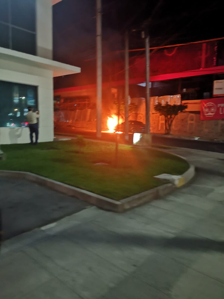 alertux's tweet photo. Reportan Vehículo incendiándose en Sta Elena https://t.co/AFRS0Ffhew