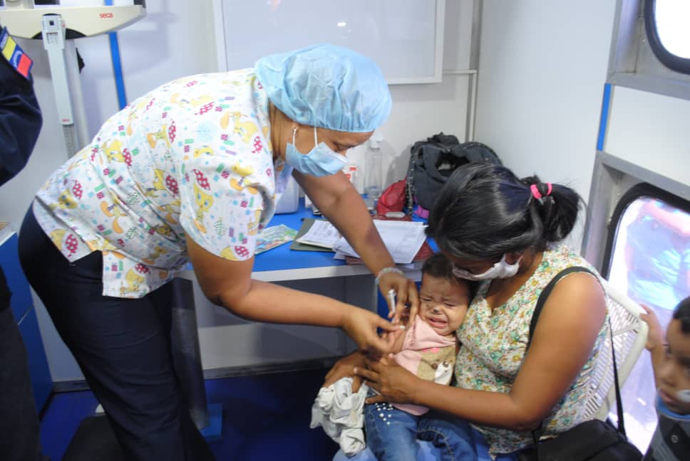 AdolfoP_Oficial's tweet photo. #11Dic Las instituciones del Estado se sumaron a la jornada atendiendo al pueblo en alimentación, servicios esenciales, consultas médicas, vacunación, telefonía celular, gas doméstico y demás servicios. Seguimos con muchas ganas retribuyendo amor y atención a nuestros larenses. https://t.co/Xq0ntodkVZ