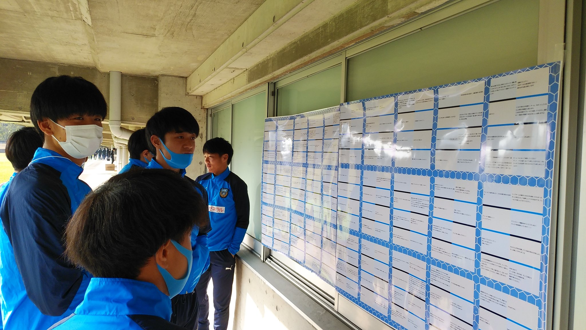 川崎フロンターレ 高円宮杯 Jfa U 18サッカープレミアリーグ 21プレーオフ Vs 阪南大学高校 川崎u 18が会場に到着 緊張感が張り詰める空気の中で皆様から届いた応援メッセージを見ながらリラックスした様子です 運営 Frontale T Co