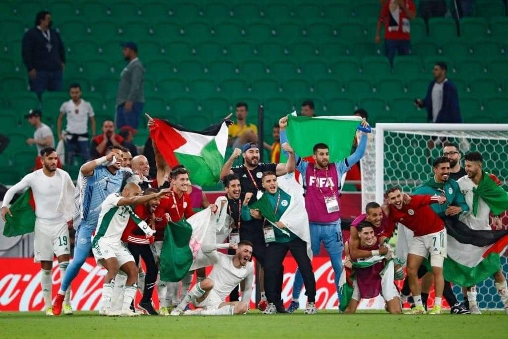 derradjihafid's tweet photo. الكوفية وعلم فلسطين في احتفالات الجزائريين بالتأعل إلى نصف نهائي كأس العرب 🇩🇿 /. 🇵🇸 https://t.co/IaKzxdXyO9