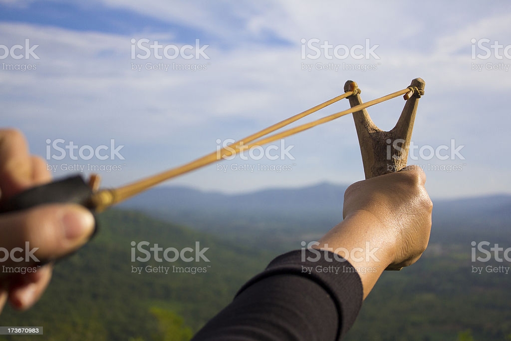 какой персонаж стрелял из рогатки. подросток с рогаткой. стреляет из рогатки. мальчик целится из рогатки. стреляет из рогатки.