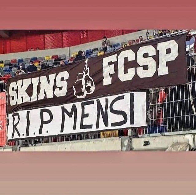St Pauli Skinheads said farewell to Thomas #Mensi Mensforth of the #AngelicUpstarts at yesterday’s away match. Mensi passed away on Friday after being hospitalised as a result of Covid complications. A great working class musician, activist & anti-fascist fighter - #RestInPower