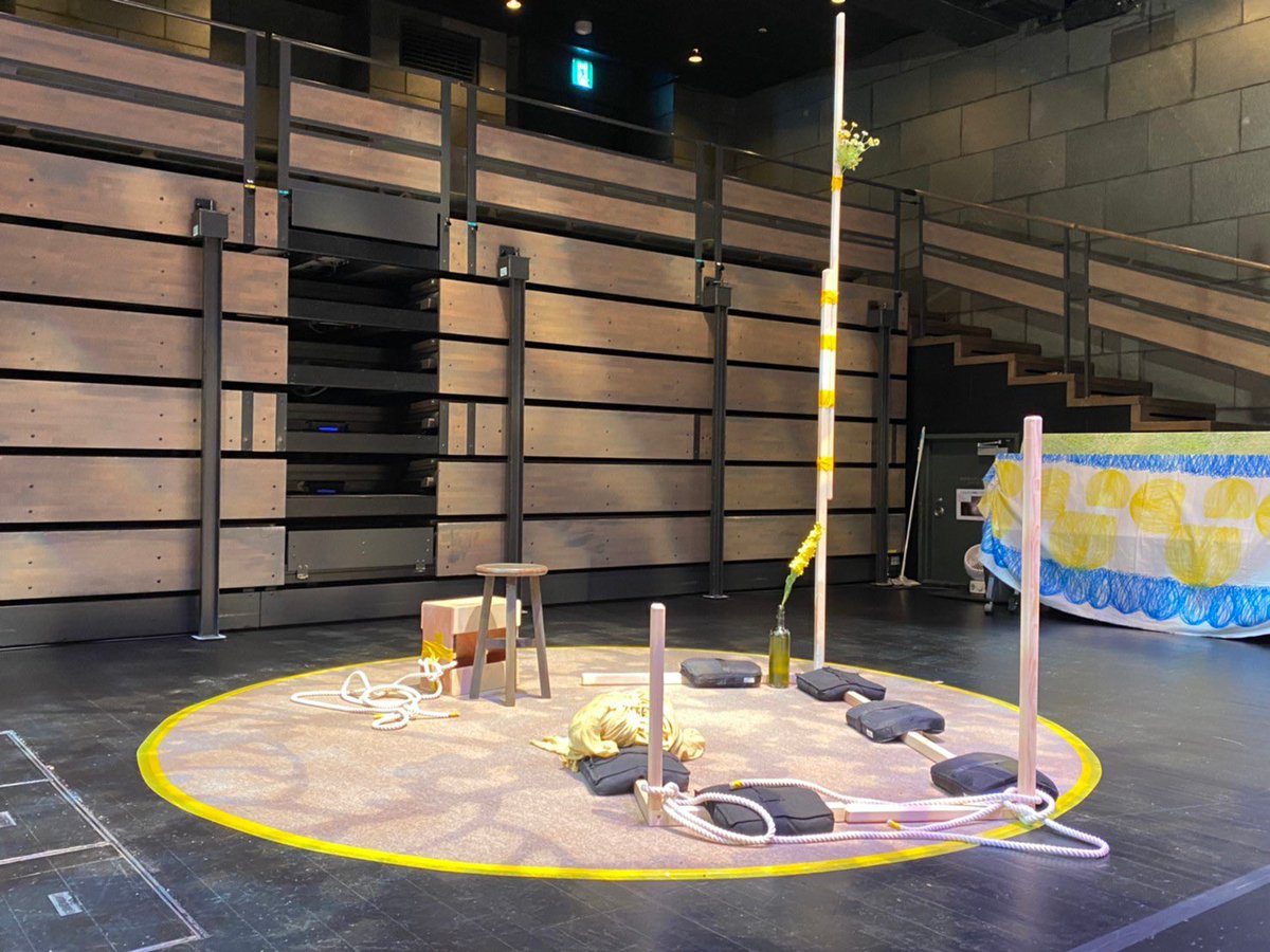 fettochine's tweet photo. ラストシーンはお客さんと一緒に創ったそれぞれのホームが。
なので
毎公演、ラストシーンの景色は違います。
分断された世界が
劇場によって、地域と人と社会と、再び繋がる瞬間に。
物語と、みんなの人生と、それぞれのホーム。

#ハッチアウトシアター #演出　#美術　#舞台美術　#長峰麻貴 https://t.co/yv6riDYWGx