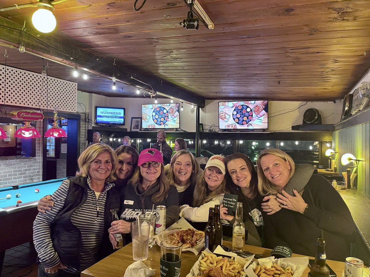 MHSHOCKEY3's tweet photo. What a success! 1st Annual Hockey Pub Crawl! Thank you to Catman @Jimmys_Pub Chen Du and of course Geno’s for hosting us! Thank you to Step Carroll, Paul Flynn and Kathy Gordon! What a fun night! https://t.co/pAUK3RlX4m
