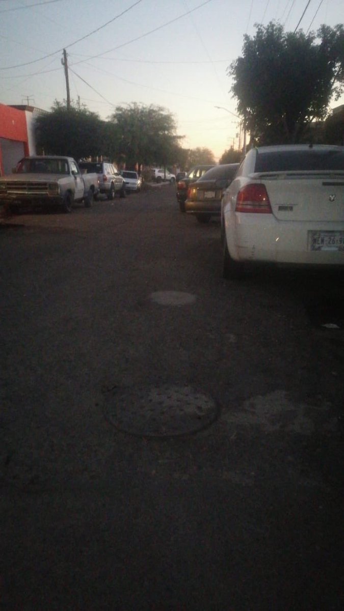 Urgente <a href="/aguahermosillo/">Agua de Hermosillo</a> vecinos nos vimos en la necesidad de contratar un servicio particular, así está de colapsado el drenaje, aquí ya no es cuestión de sondear el pozo. <a href="/tonoastiazaran/">Antonio Astiazarán</a> <a href="/HermosilloGob/">Gobierno de Hermosillo</a> 🧐🧐🧐